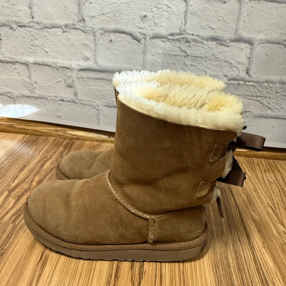 UGG Girl’s Boots with Bow, sz 4